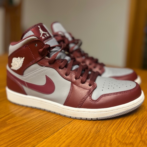 AIR JORDAN 1 MID CHERRYWOOD RED - Picture 1 of 6